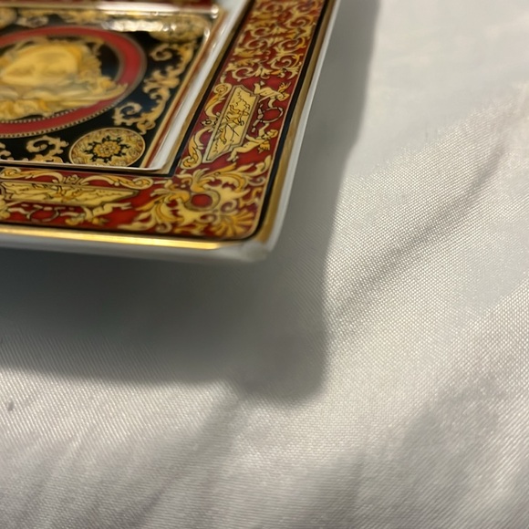 Medusa Pattern by Versace.🚨 - Picture 6 of 6